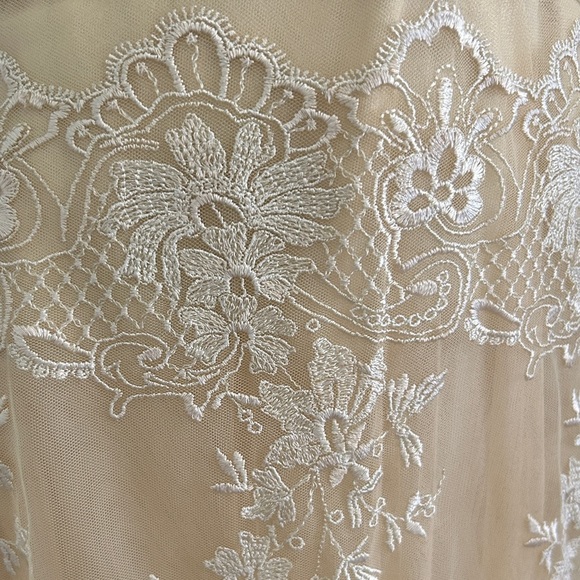 Elegant Lace Midi Dress in Gold - Picture 5 of 13